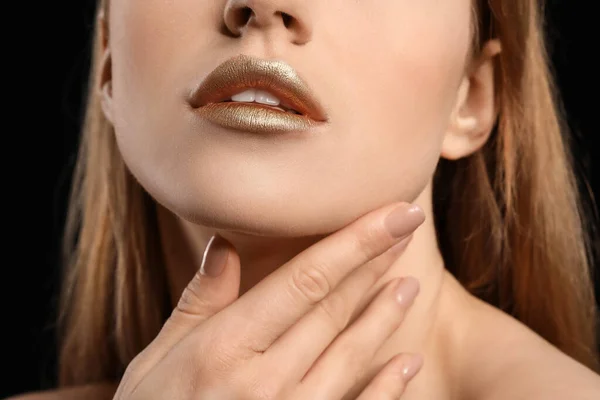 Bella Giovane Donna Con Trucco Dorato Primo Piano — Foto Stock