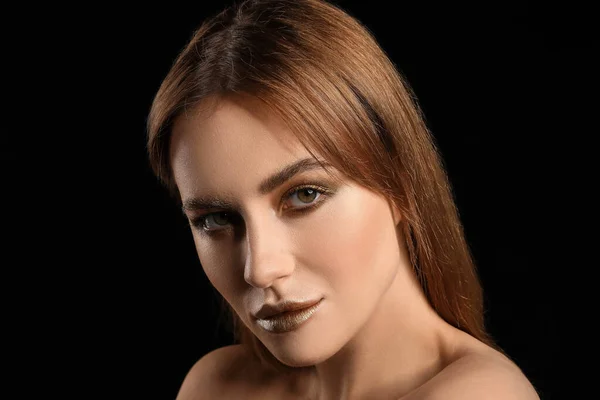 Vacker Ung Kvinna Med Gyllene Makeup Svart Bakgrund — Stockfoto