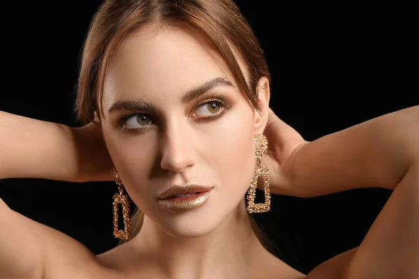 Vacker Ung Kvinna Med Gyllene Makeup Svart Bakgrund — Stockfoto