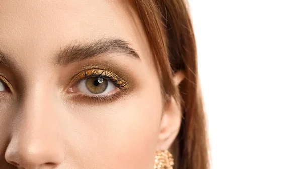 Vacker Ung Kvinna Med Gyllene Makeup Vit Bakgrund Närbild — Stockfoto