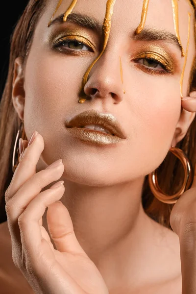 Gyönyörű Fiatal Arany Festék Arcán Ellen Fekete Háttér — Stock Fotó