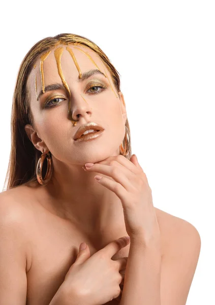 Mooie Jonge Vrouw Met Gouden Verf Haar Gezicht Tegen Witte — Stockfoto