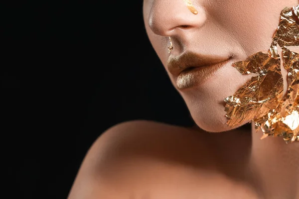 Mooie Jonge Vrouw Met Gouden Verf Haar Gezicht Tegen Zwarte — Stockfoto