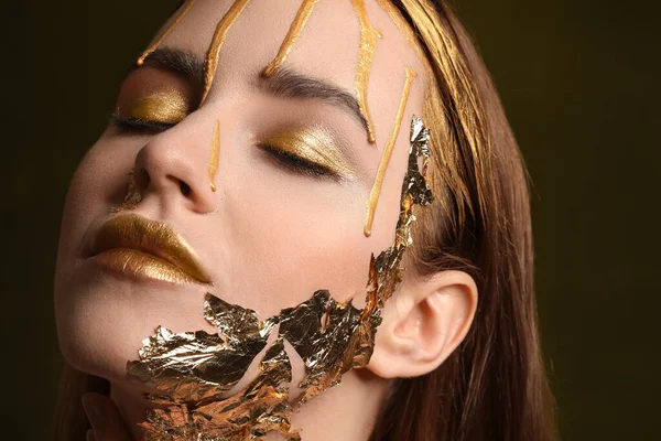 Gyönyörű Fiatal Arany Festék Arcán Ellen Fekete Háttér — Stock Fotó