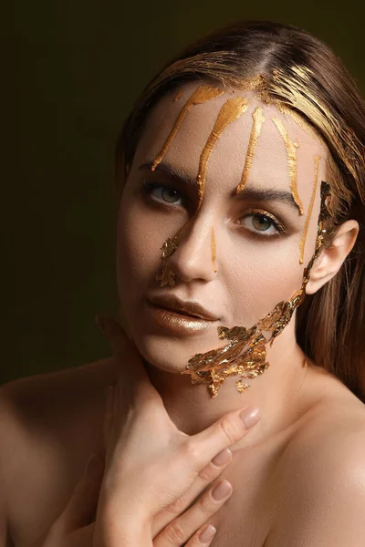 Mooie Jonge Vrouw Met Gouden Verf Haar Gezicht Tegen Zwarte — Stockfoto