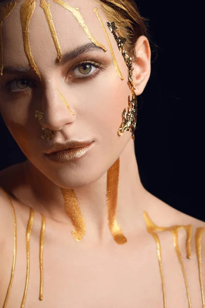 Mooie Jonge Vrouw Met Gouden Verf Haar Lichaam Tegen Zwarte — Stockfoto