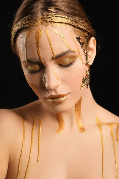 Mooie Jonge Vrouw Met Gouden Verf Haar Lichaam Tegen Zwarte — Stockfoto