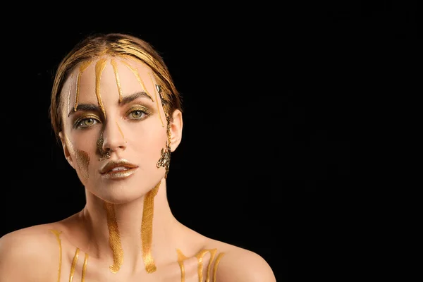 Mulher Bonita Com Tinta Dourada Seu Corpo Contra Fundo Preto — Fotografia de Stock