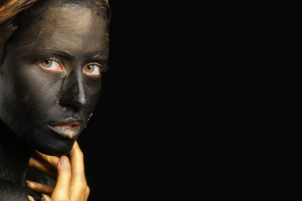 Frumoasa Femeie Tânără Vopsea Neagră Aurie Corpul Fundal Întunecat — Fotografie, imagine de stoc