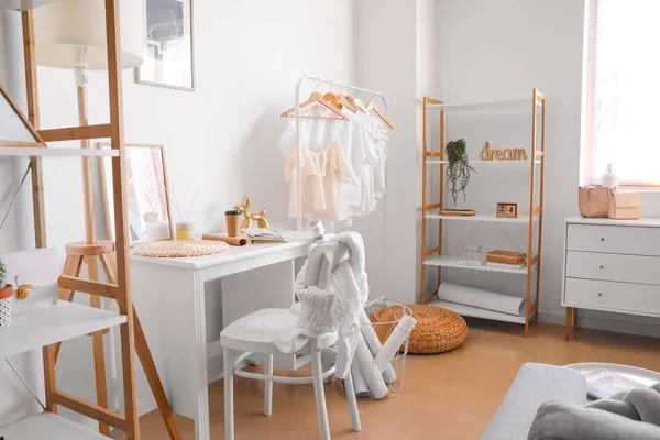 Modern iş yeri ve kıyafetleri olan şık bir oda.