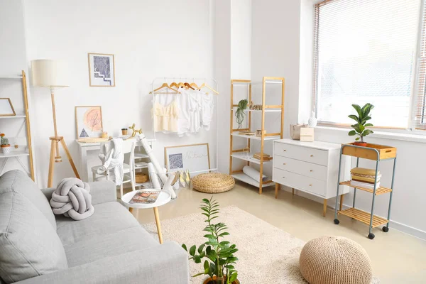 Modern iş yeri ve kıyafetleri olan şık bir oda.