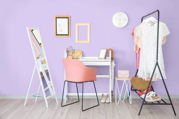 Intérieur Chambre Élégante Avec Lieu Travail Moderne Vêtements — Photo