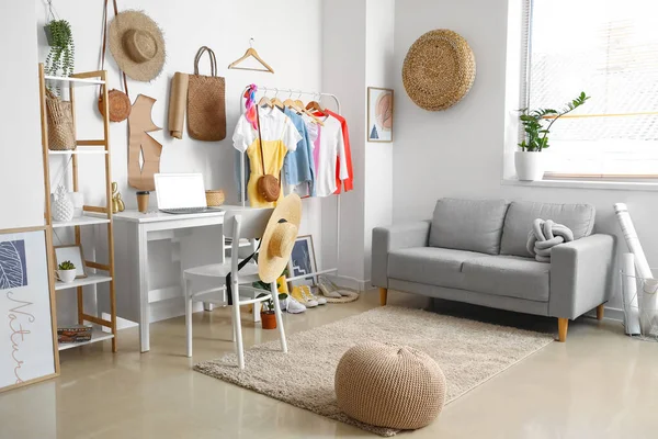 Modern iş yeri ve kıyafetleri olan şık bir oda.