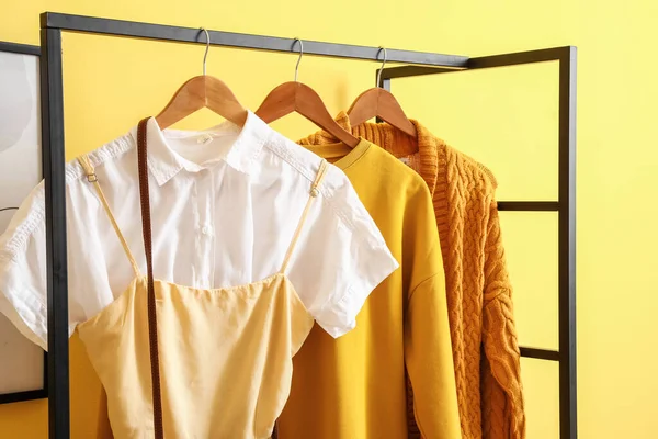 Renkli duvarın yanında şık elbiselerle dizilin.