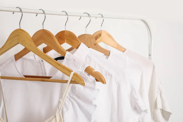 Bastidor Con Ropa Elegante Cerca Pared Luz Primer Plano — Foto de Stock