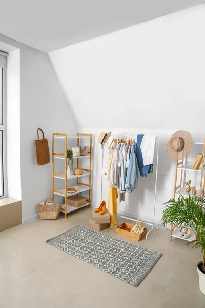 Odanın içinde şık kıyafetler var.