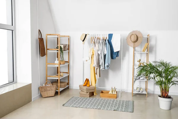 Odanın içinde şık kıyafetler var.