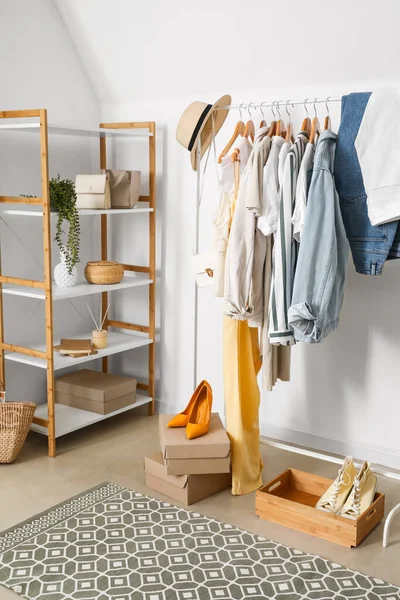 Odanın içinde şık kıyafetler var.