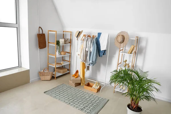 Odanın içinde şık kıyafetler var.