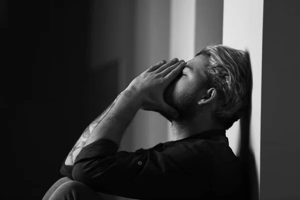 Portrait Noir Blanc Jeune Homme Déprimé Dans Une Pièce Sombre — Photo