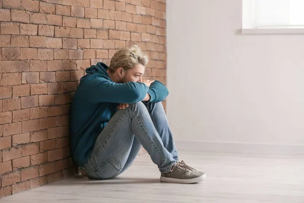 Joven Deprimido Sentado Cerca Pared Ladrillo — Foto de Stock