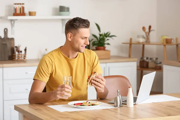 Handsome Young Man Laptop Eating Tasty Quesadilla Home — Stock Photo, Image
