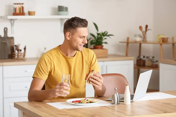 Jóképű Fiatalember Laptop Eszik Ízletes Quesadilla Otthon — Stock Fotó