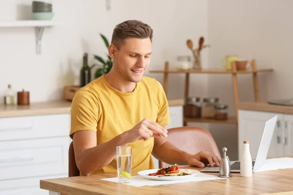 Handsome Young Man Laptop Eating Tasty Quesadilla Home — Stock Photo, Image