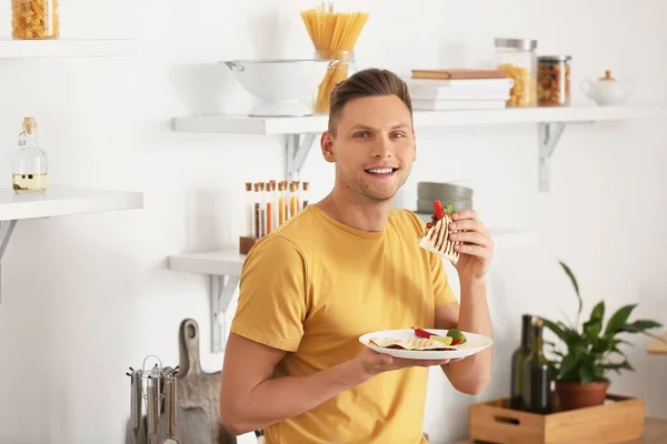 Bonito Jovem Comendo Quesadilla Saboroso Casa — Fotografia de Stock