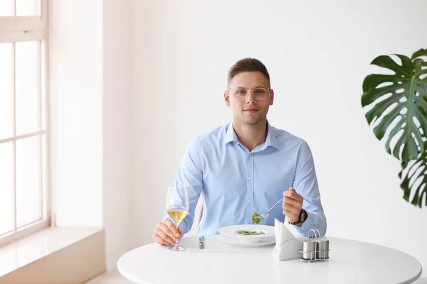 Jeune Homme Mangeant Des Raviolis Savoureux Dans Café — Photo