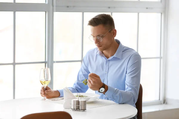 Joven Comiendo Sabrosos Ravioles Cafetería — Foto de Stock