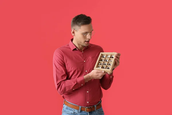 Beau Jeune Homme Avec Boîte Bonbons Chocolat Sur Fond Couleur — Photo