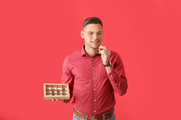Beau Jeune Homme Avec Boîte Bonbons Chocolat Sur Fond Couleur — Photo