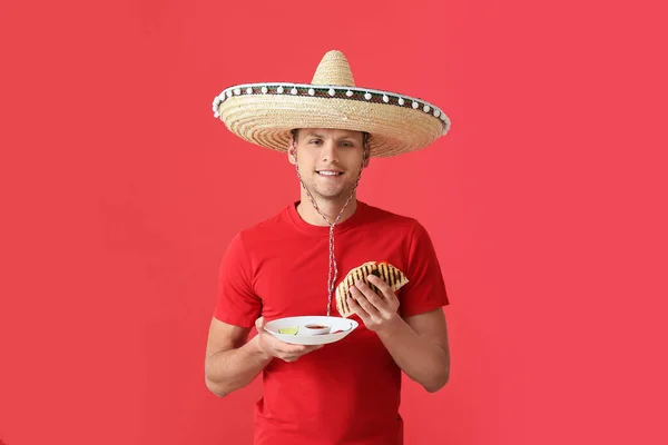 Jovem Mexicano Comendo Quesadilla Saboroso Fundo Cor — Fotografia de Stock
