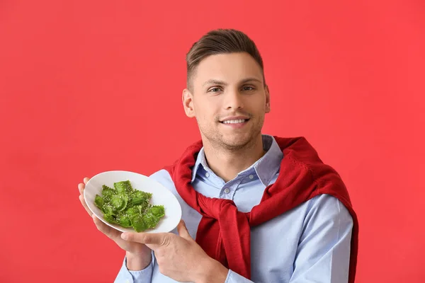 Bonito Jovem Com Prato Ravioli Saboroso Fundo Cor — Fotografia de Stock