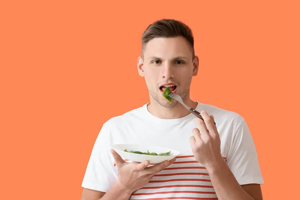 Bonito Jovem Comendo Ravioli Saboroso Fundo Cor — Fotografia de Stock