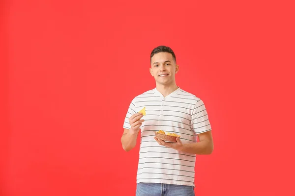 Handsome Young Man Tasty Nachos Color Background — Stock Photo, Image