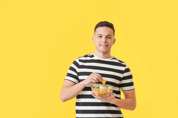 Jovem Bonito Com Nachos Saborosos Fundo Cor — Fotografia de Stock