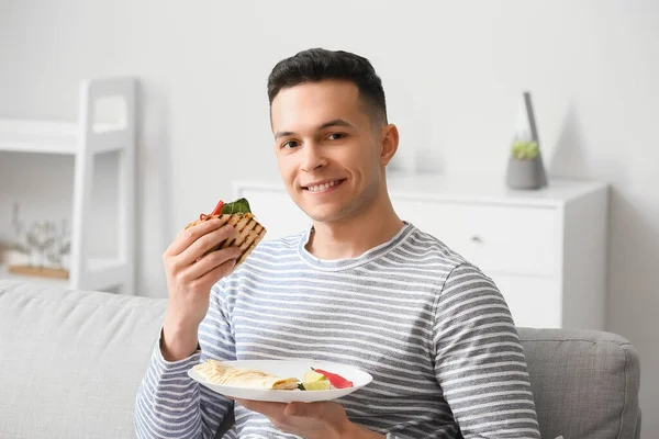 Jóképű Fiatalember Aki Finom Quesadillát Eszik Otthon — Stock Fotó