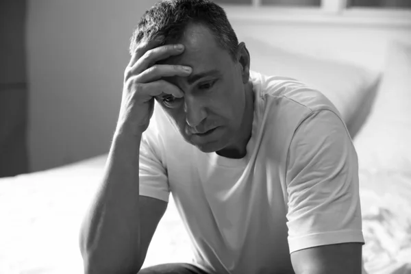 Zwart Wit Portret Van Depressieve Volwassen Man Slaapkamer — Stockfoto