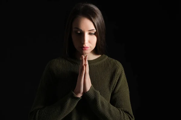 Mujer Joven Rezando Sobre Fondo Oscuro —  Fotos de Stock