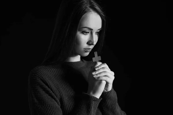 Retrato Blanco Negro Una Joven Rezando Sobre Fondo Oscuro — Foto de Stock