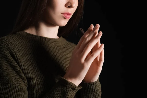 Mujer Joven Rezando Sobre Fondo Oscuro —  Fotos de Stock