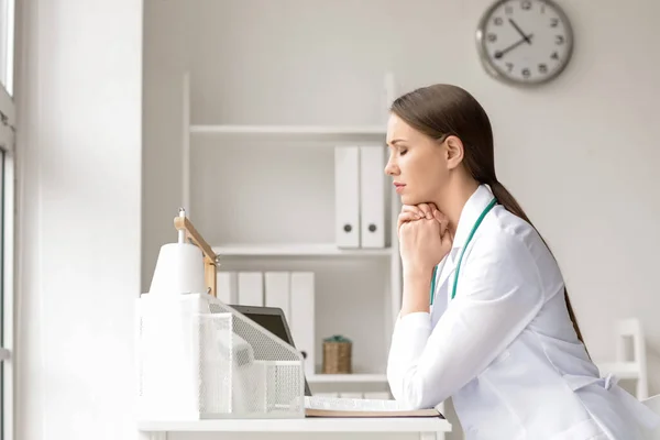 Praying Female Doctor Clinic — Stock Photo, Image