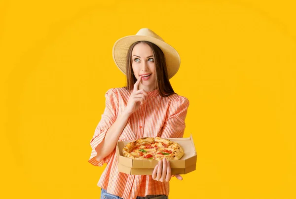 Piękna Młoda Kobieta Smaczną Pizzą Tle Koloru — Zdjęcie stockowe
