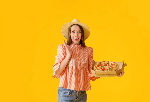 Zaskoczona Młoda Kobieta Smaczną Pizzą Tle Koloru — Zdjęcie stockowe