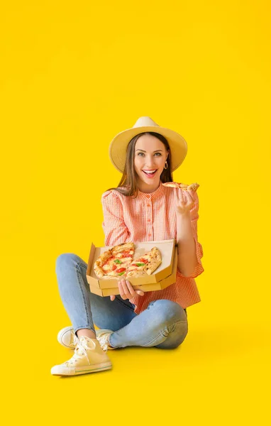 Schöne Junge Frau Mit Leckerer Pizza Auf Farbigem Hintergrund — Stockfoto