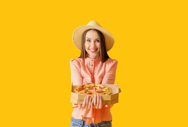 Hermosa Mujer Joven Con Sabrosa Pizza Fondo Color — Foto de Stock