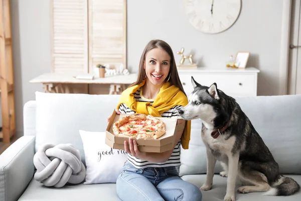 Hermosa Mujer Con Lindo Perro Comiendo Sabrosa Pizza Casa —  Fotos de Stock