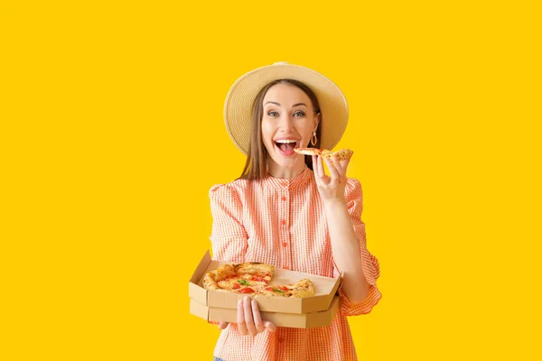 Piękna Młoda Kobieta Jedząca Smaczną Pizzę Tle Koloru — Zdjęcie stockowe